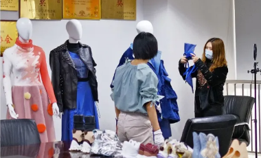 首届“真皮真自我”皮革设计大赛决赛作品评审在京举行